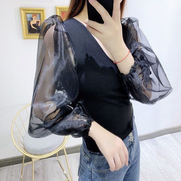 Női blúz V-nyakkal, fekete színben, tüll ujjakkal