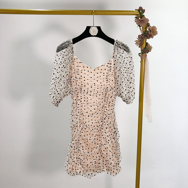 Rochie scurtă de damă cu decolteu din tul pătrat