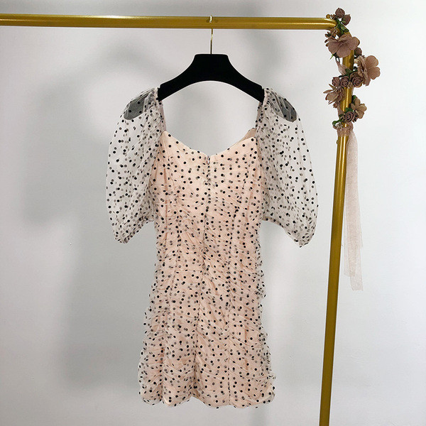 Rochie scurtă de damă cu decolteu din tul pătrat