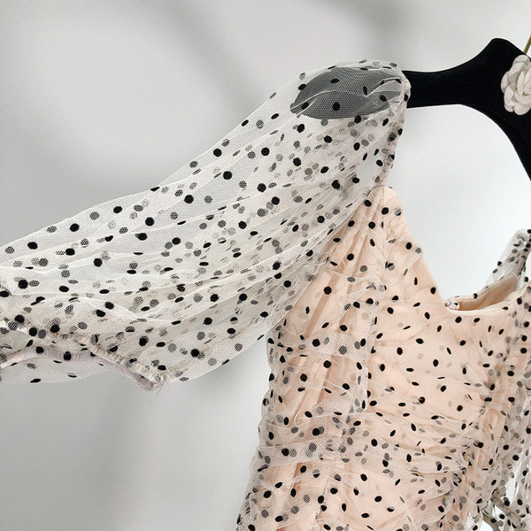 Rochie scurtă de damă cu decolteu din tul pătrat