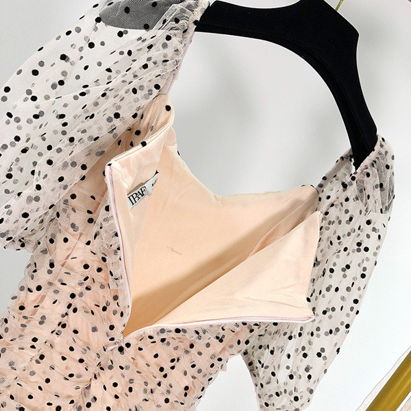 Rochie scurtă de damă cu decolteu din tul pătrat