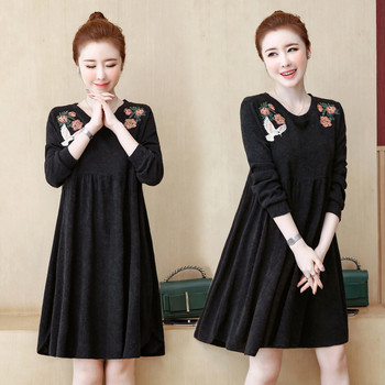 Rochie de dama cu croiala casual de culoare neagra cu aplicatie