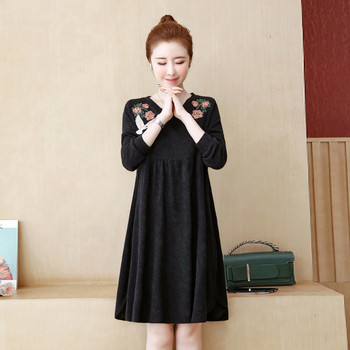 Rochie de dama cu croiala casual de culoare neagra cu aplicatie