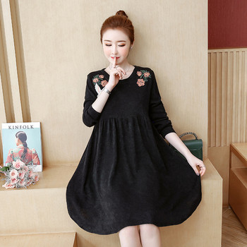 Rochie de dama cu croiala casual de culoare neagra cu aplicatie