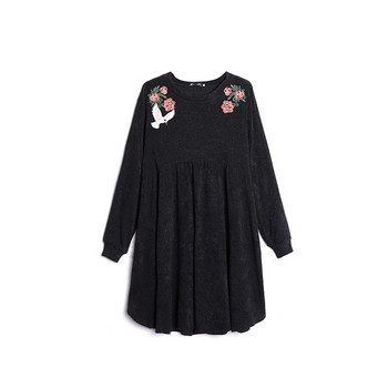 Rochie de dama cu croiala casual de culoare neagra cu aplicatie