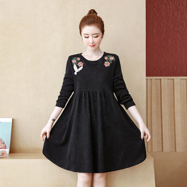 Rochie de dama cu croiala casual de culoare neagra cu aplicatie