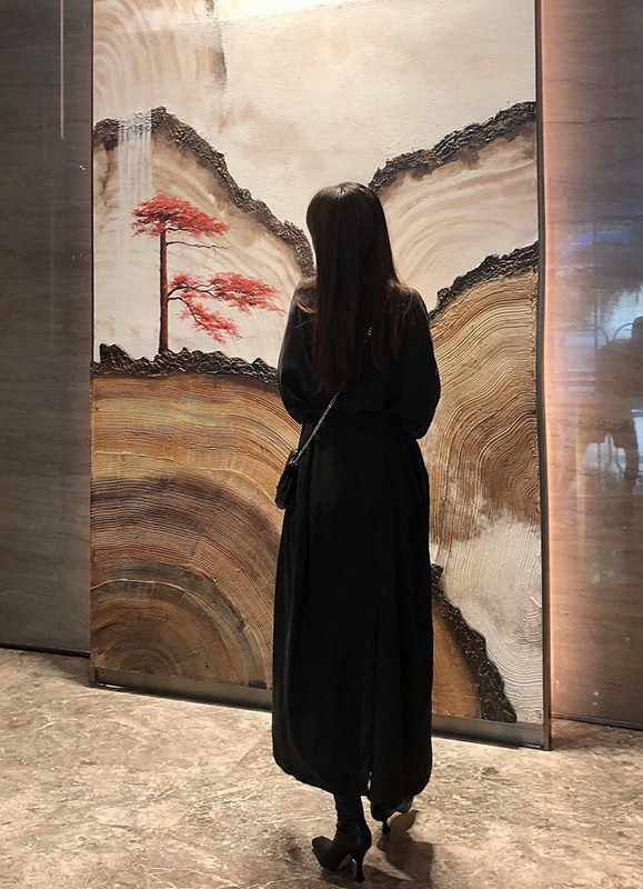 Palton lung de damă cu șireturi în talie de culoare neagră