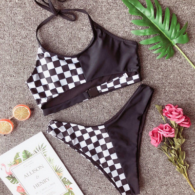 Costum de baie actual din două piese cu decupaje în mai multe culori