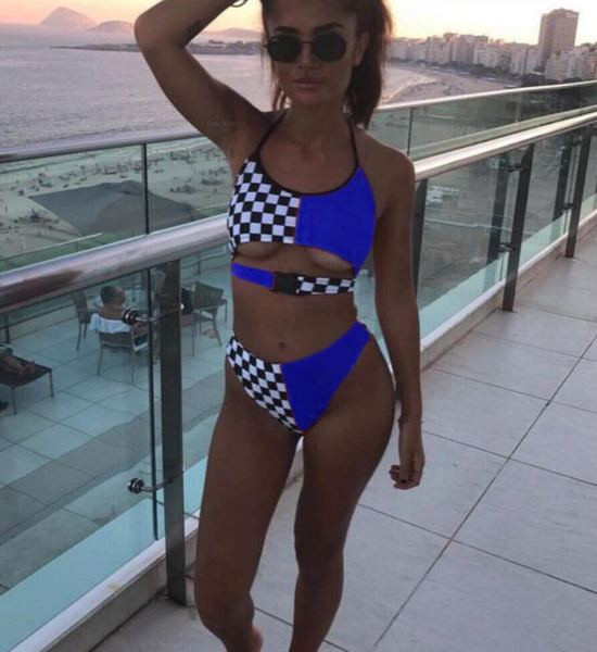 Costum de baie actual din două piese cu decupaje în mai multe culori