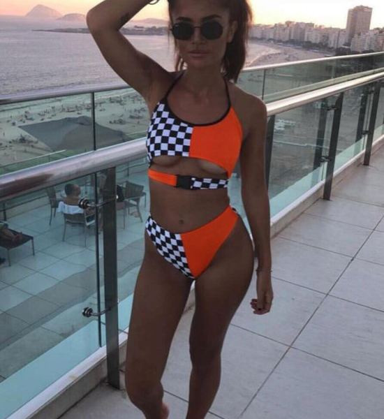 Costum de baie actual din două piese cu decupaje în mai multe culori