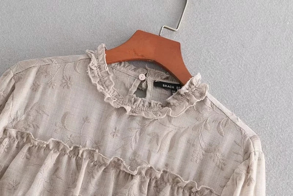 Női blúz O-nyakkal és hímzéssel