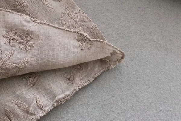 Női blúz O-nyakkal és hímzéssel