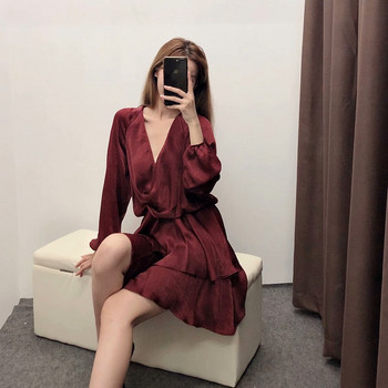 Elegáns női ruha mély V-kivágással és hosszú ujjakkal