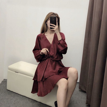 Elegáns női ruha mély V-kivágással és hosszú ujjakkal