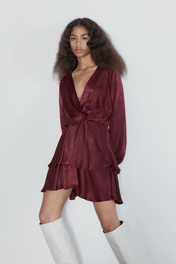 Elegáns női ruha mély V-kivágással és hosszú ujjakkal