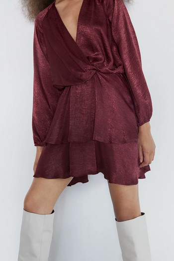 Elegáns női ruha mély V-kivágással és hosszú ujjakkal