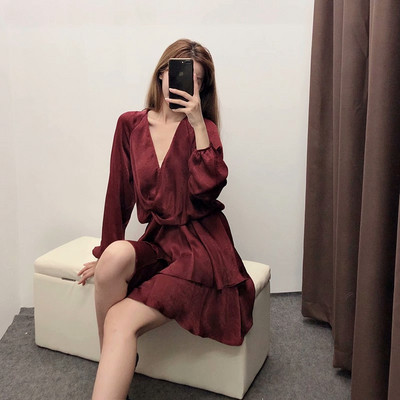 Elegáns női ruha mély V-kivágással és hosszú ujjakkal