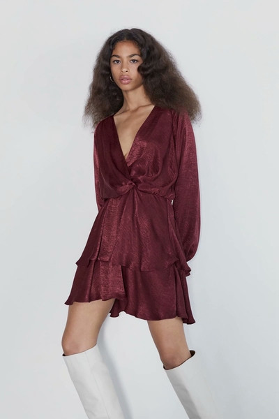 Elegáns női ruha mély V-kivágással és hosszú ujjakkal