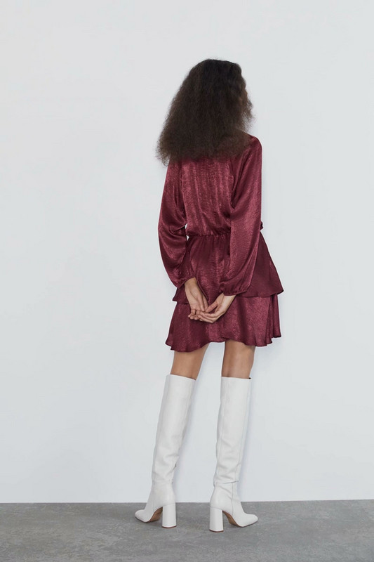 Elegáns női ruha mély V-kivágással és hosszú ujjakkal