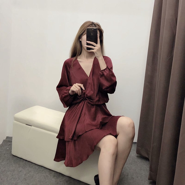 Elegáns női ruha mély V-kivágással és hosszú ujjakkal