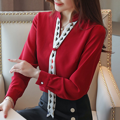 Aktuális női ing V-nyakú fehér és piros színben