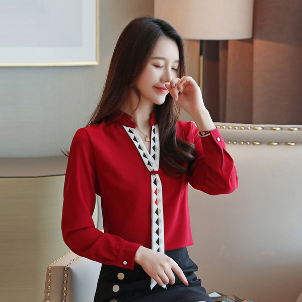 Aktuális női ing V-nyakú fehér és piros színben