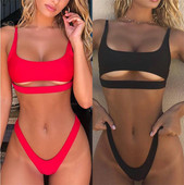 Costum de baie din două piese în negru și roșu