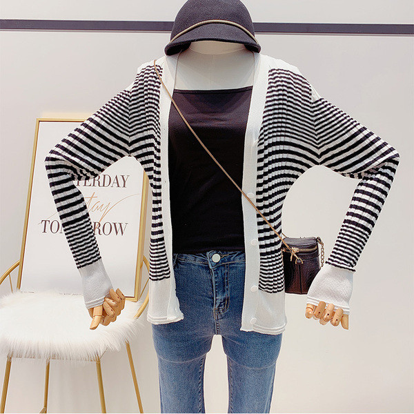 Modern női csíkos mellény fekete-fehér színben