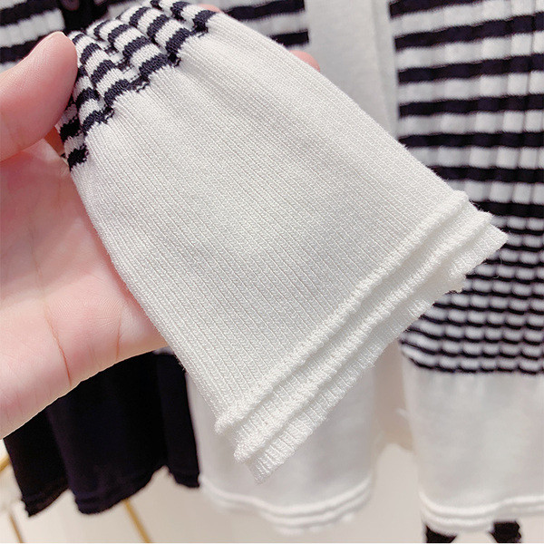 Modern női csíkos mellény fekete-fehér színben