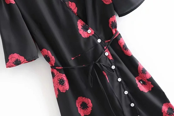Rochie moderna de dama cu aplicatie colorata in negru