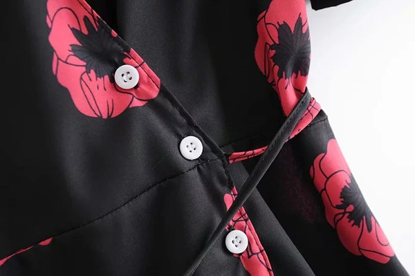 Rochie moderna de dama cu aplicatie colorata in negru