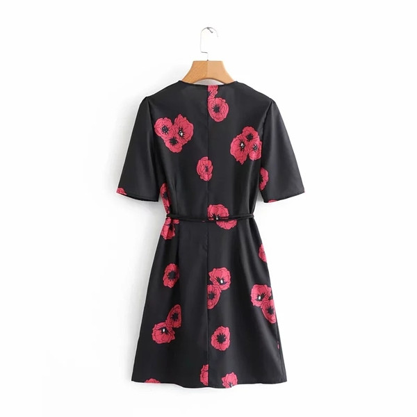 Rochie moderna de dama cu aplicatie colorata in negru