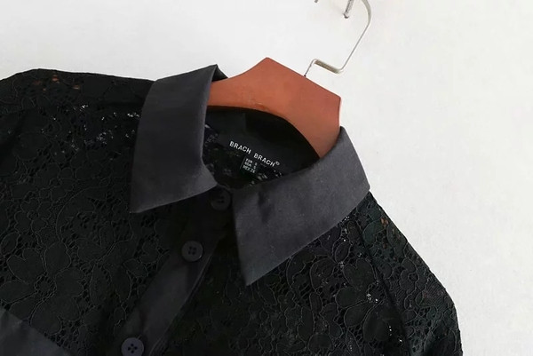 Cămașă de damă de culoare neagră cu un element - dantelă