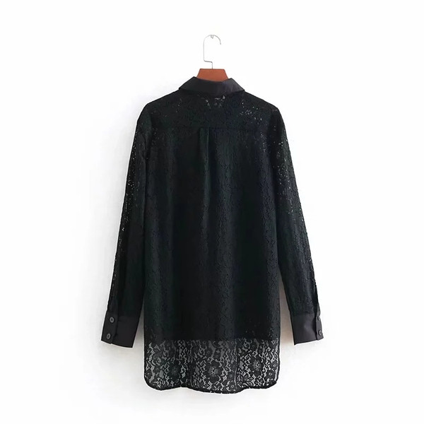 Cămașă de damă de culoare neagră cu un element - dantelă