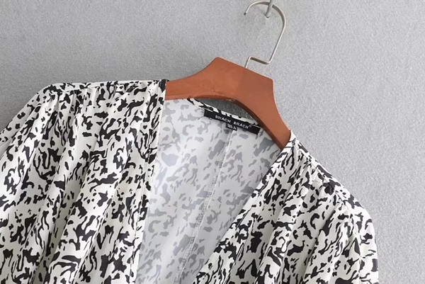 Bluză elegantă de damă, cu decolteu în V adânc