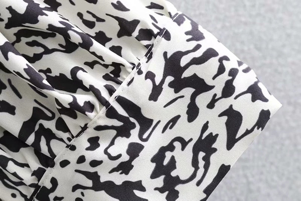 Bluză elegantă de damă, cu decolteu în V adânc