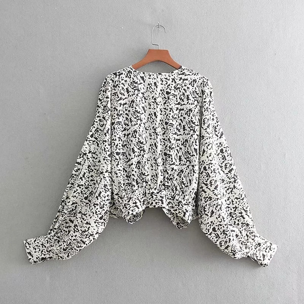 Bluză elegantă de damă, cu decolteu în V adânc