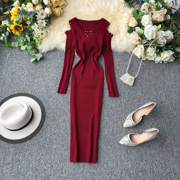 Hosszú, nyitott vállú női ruha többféle színben