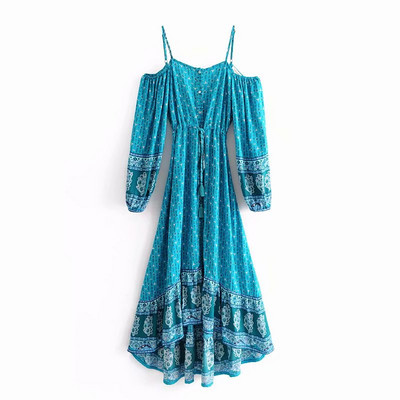 Hosszú szabású ruha pántokkal és hosszú ujjakkal