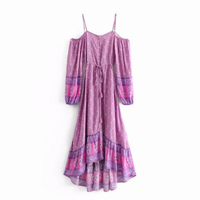 Hosszú szabású ruha pántokkal és hosszú ujjakkal