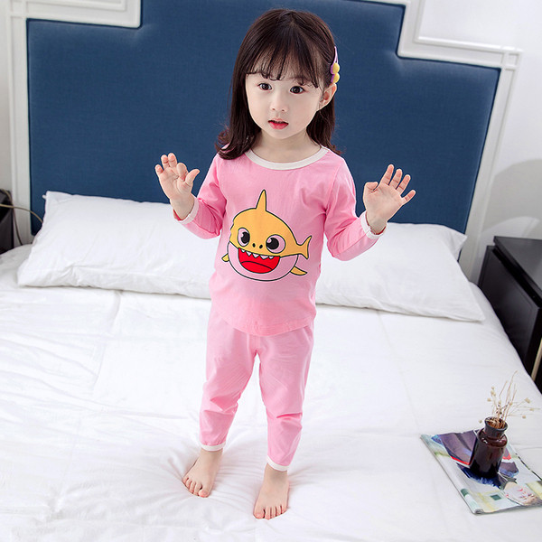 Нов модел детска пижама в розов и бял цвят с апликация
