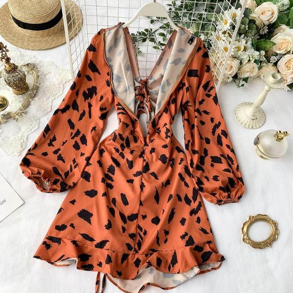 Rochie modernă de damă cu părți decupate și cravate în portocaliu