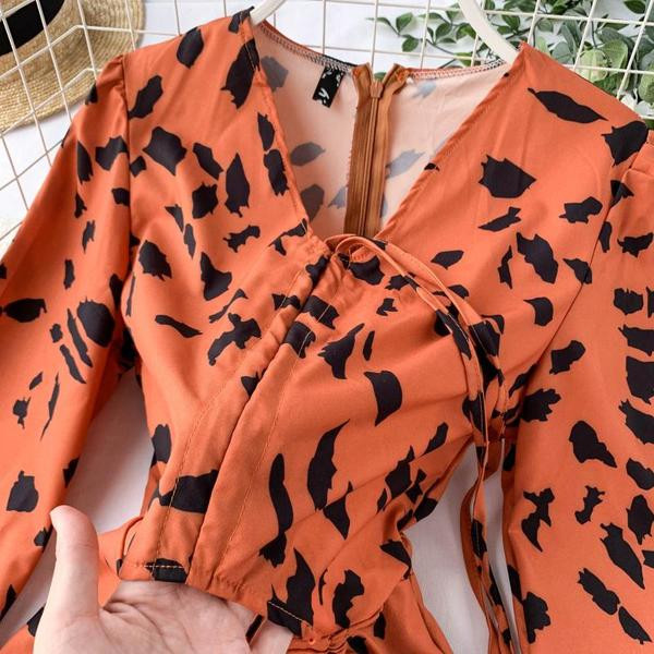 Rochie modernă de damă cu părți decupate și cravate în portocaliu