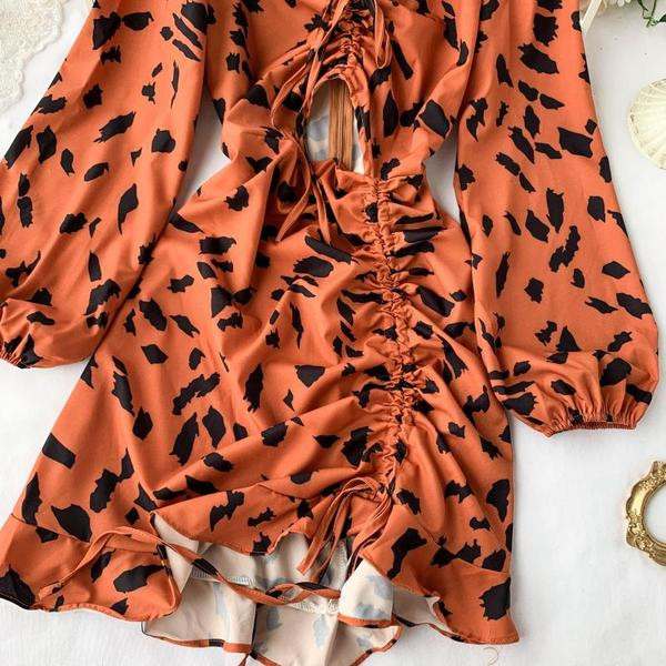 Rochie modernă de damă cu părți decupate și cravate în portocaliu