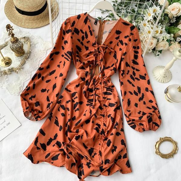 Rochie modernă de damă cu părți decupate și cravate în portocaliu