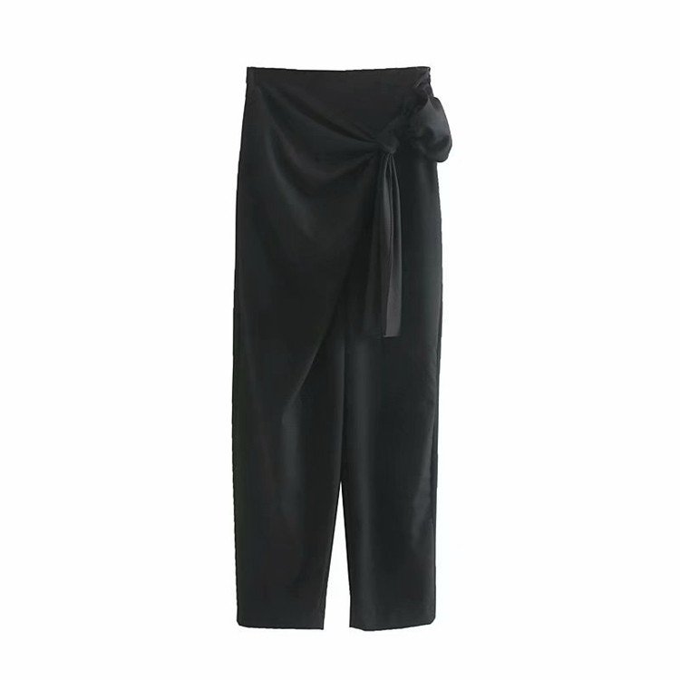 Elegáns hosszú fekete nadrág nyakkendővel