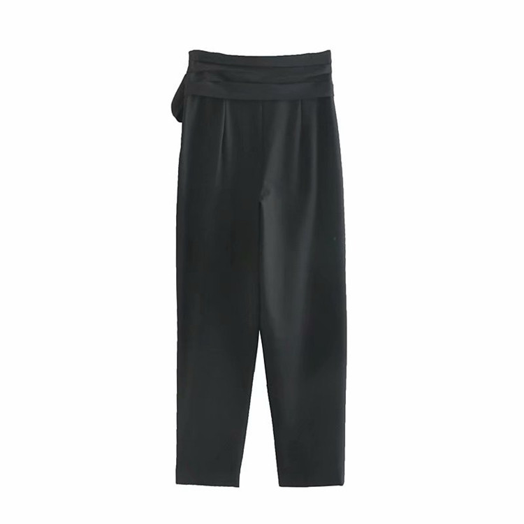 Elegáns hosszú fekete nadrág nyakkendővel