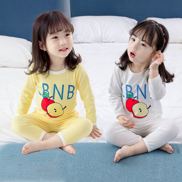 Model nou de pijamale pentru copii alb si galben cu aplicatie