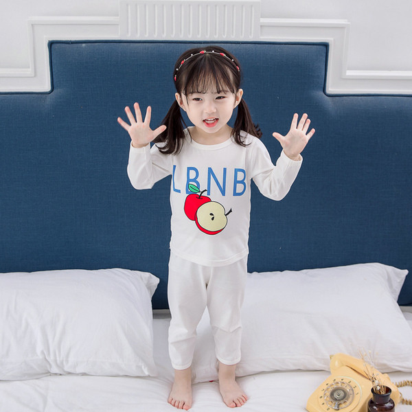 Model nou de pijamale pentru copii alb si galben cu aplicatie