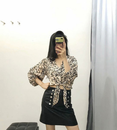 Cămașă modernă de damă cu model leopard și șireturi